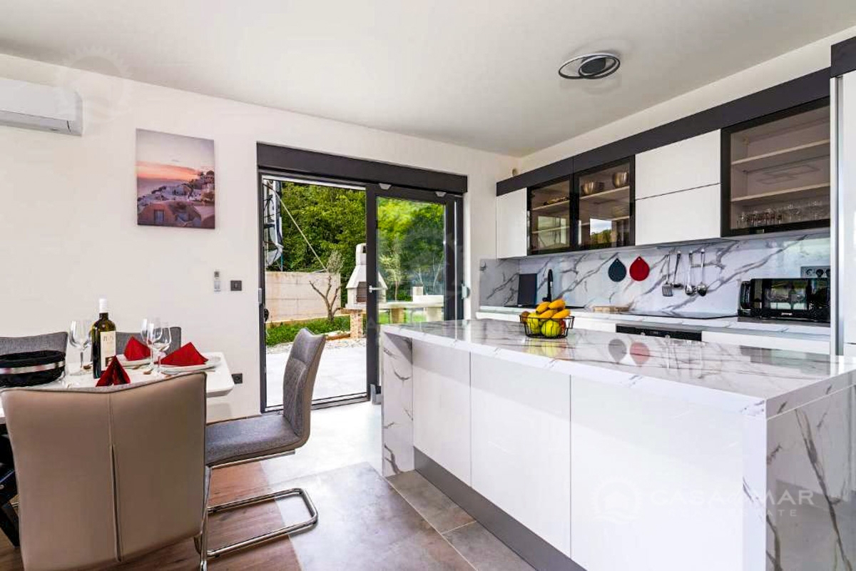 Dvostanovanjska vila s panoramskim pogledom in bazenom, okolica Vrbnika!