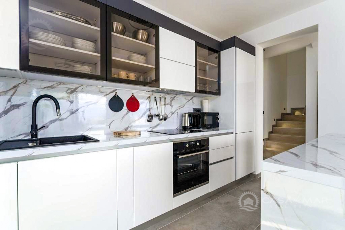 Dvostanovanjska vila s panoramskim pogledom in bazenom, okolica Vrbnika!