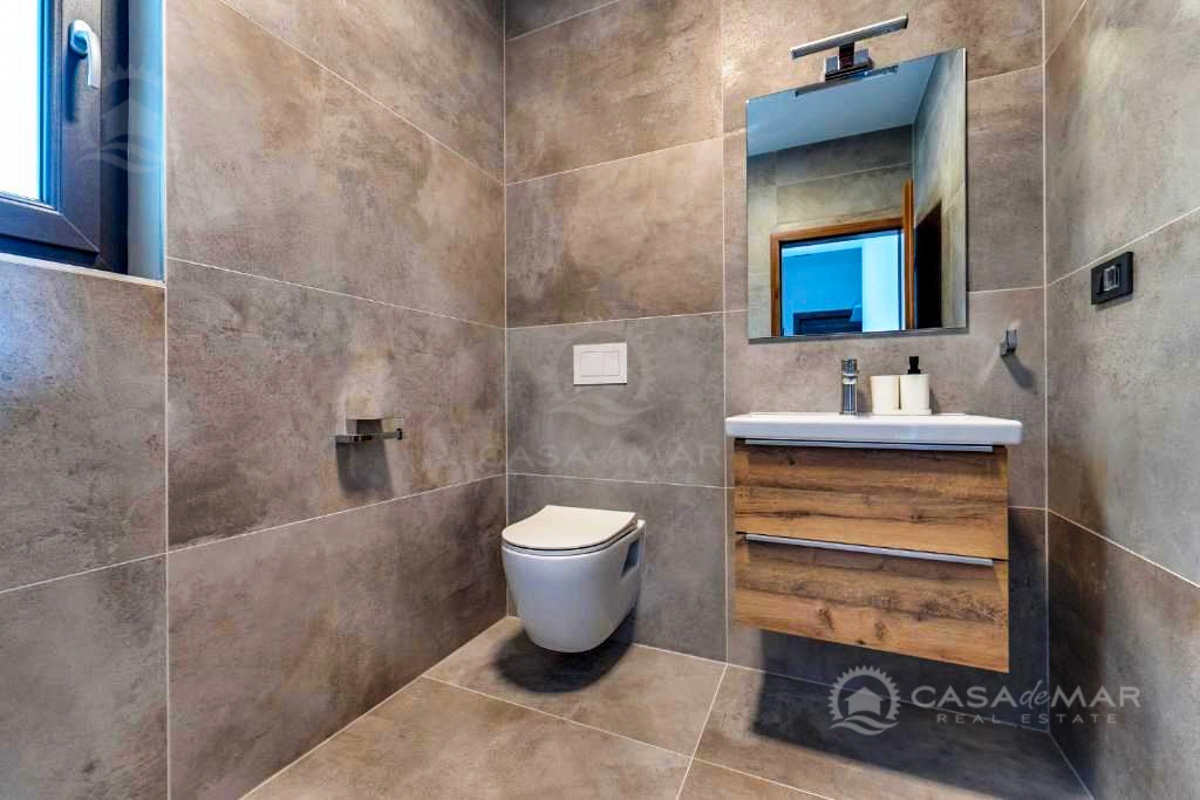 Dvostanovanjska vila s panoramskim pogledom in bazenom, okolica Vrbnika!