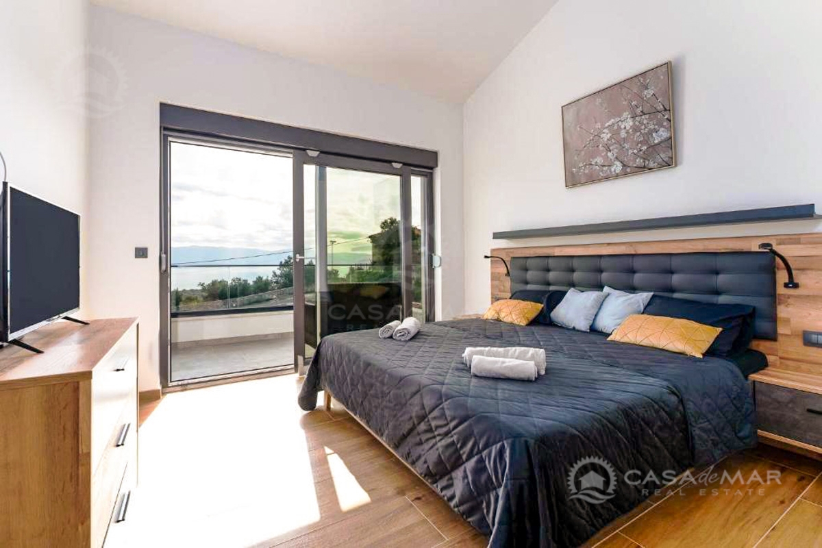 Dvostanovanjska vila s panoramskim pogledom in bazenom, okolica Vrbnika!