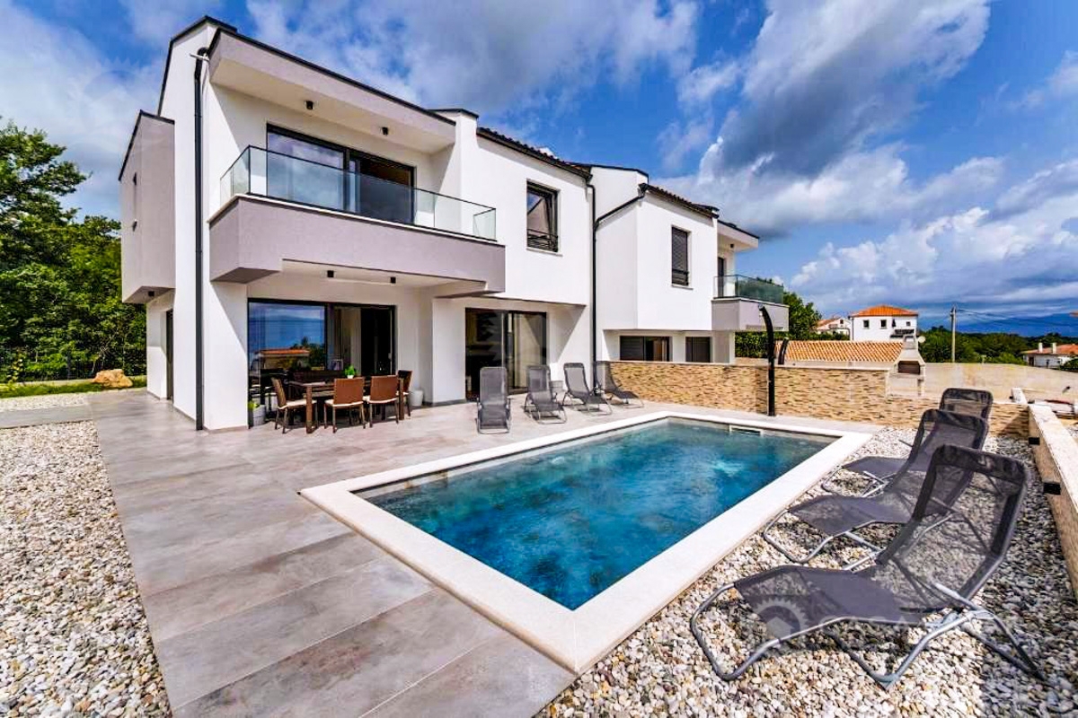 Dvostanovanjska vila s panoramskim pogledom in bazenom, okolica Vrbnika!