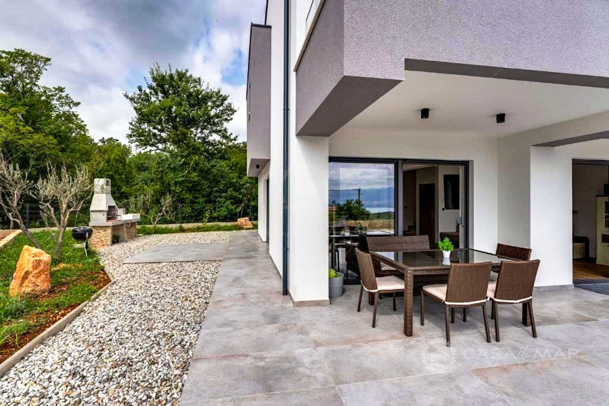 Dvostanovanjska vila s panoramskim pogledom in bazenom, okolica Vrbnika!