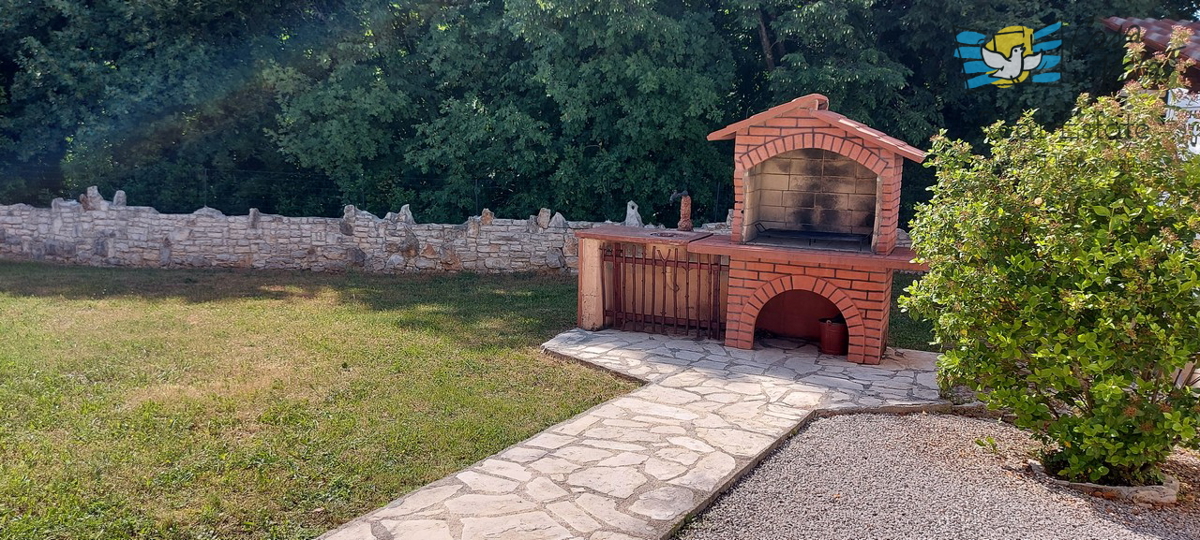 Družinska hiša z velikim vrtom in bazenom v Istri