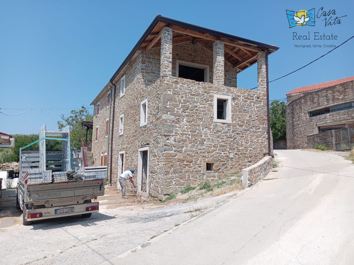 Kamnita hiša s pogledom na morje