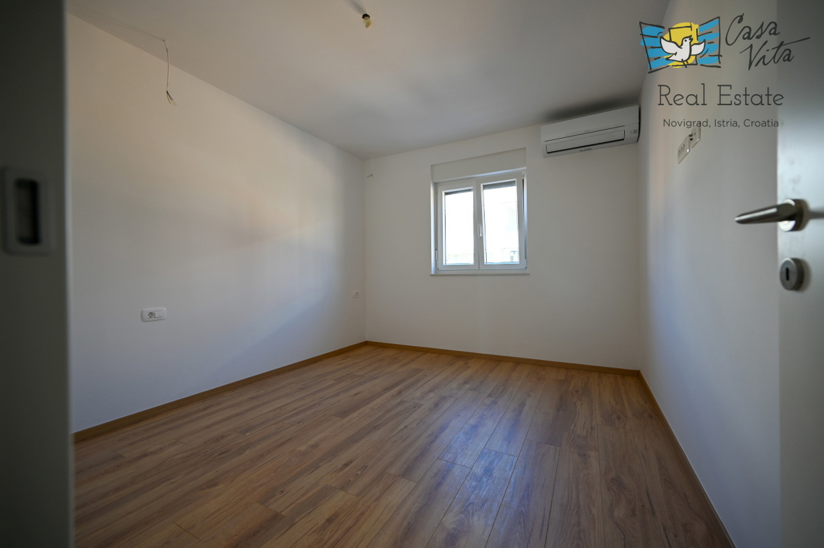 ISTRA, NOVIGRAD - Stanovanje v Novigradu z dvema spalnicama in lepo teraso!