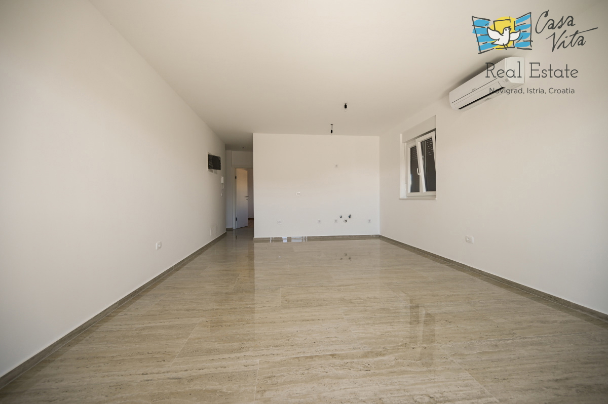 ISTRA, NOVIGRAD - Stanovanje v Novigradu z dvema spalnicama in lepo teraso!