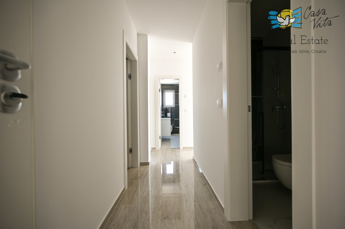 ISTRA, NOVIGRAD - Stanovanje v Novigradu z dvema spalnicama in lepo teraso!