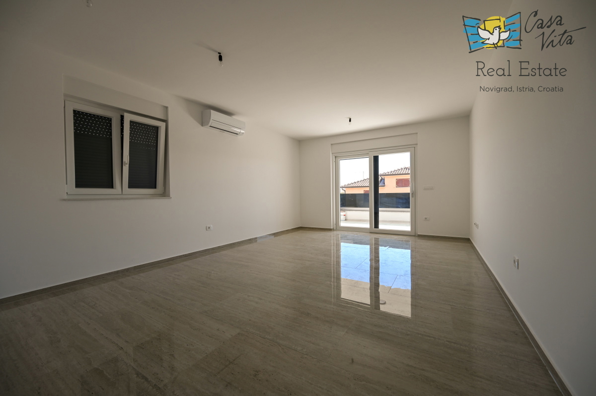 ISTRA, NOVIGRAD - Stanovanje v Novigradu z dvema spalnicama in lepo teraso!