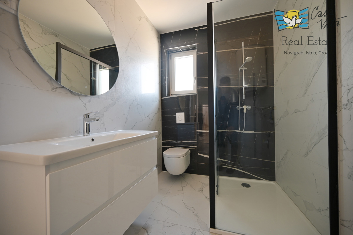 ISTRA, NOVIGRAD - Stanovanje v Novigradu z dvema spalnicama in lepo teraso!