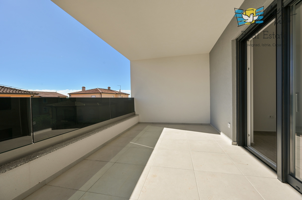 ISTRA, NOVIGRAD - Stanovanje v Novigradu z dvema spalnicama in lepo teraso!