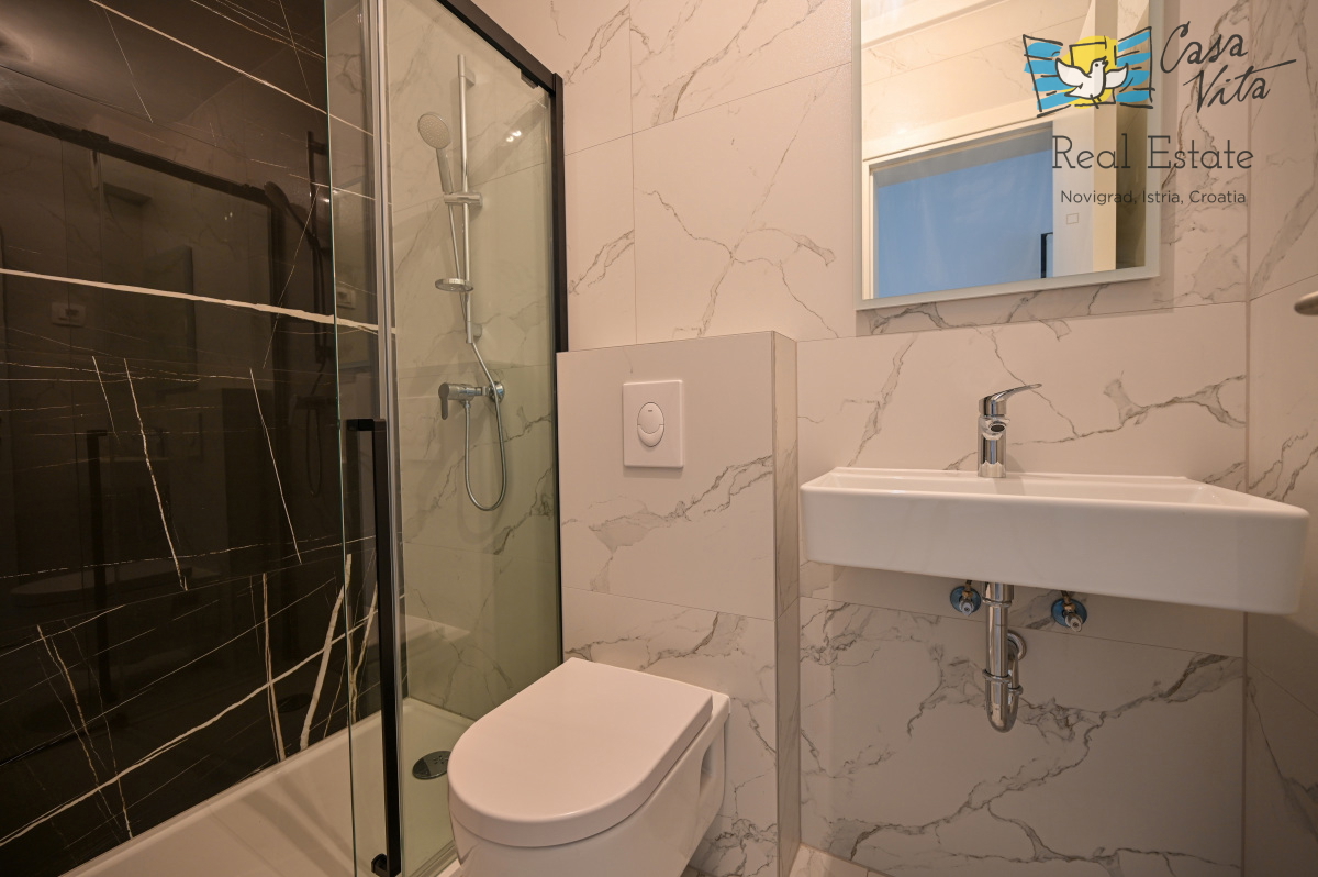 ISTRA, NOVIGRAD - Stanovanje v Novigradu z dvema spalnicama in lepo teraso!