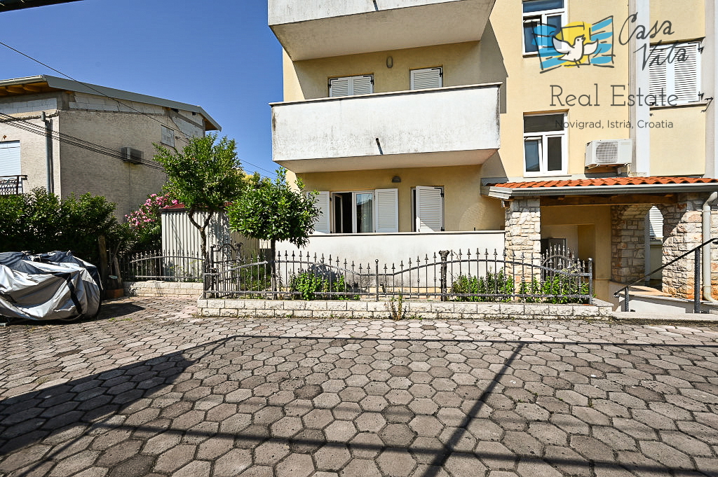 ISTRA, NOVIGRAD - Stanovanje v pritličju z dvema spalnicama