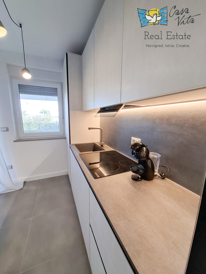 ISTRA, NOVIGRAD - Stan v pritličju stanovanjske stavbe 50 m od morja!