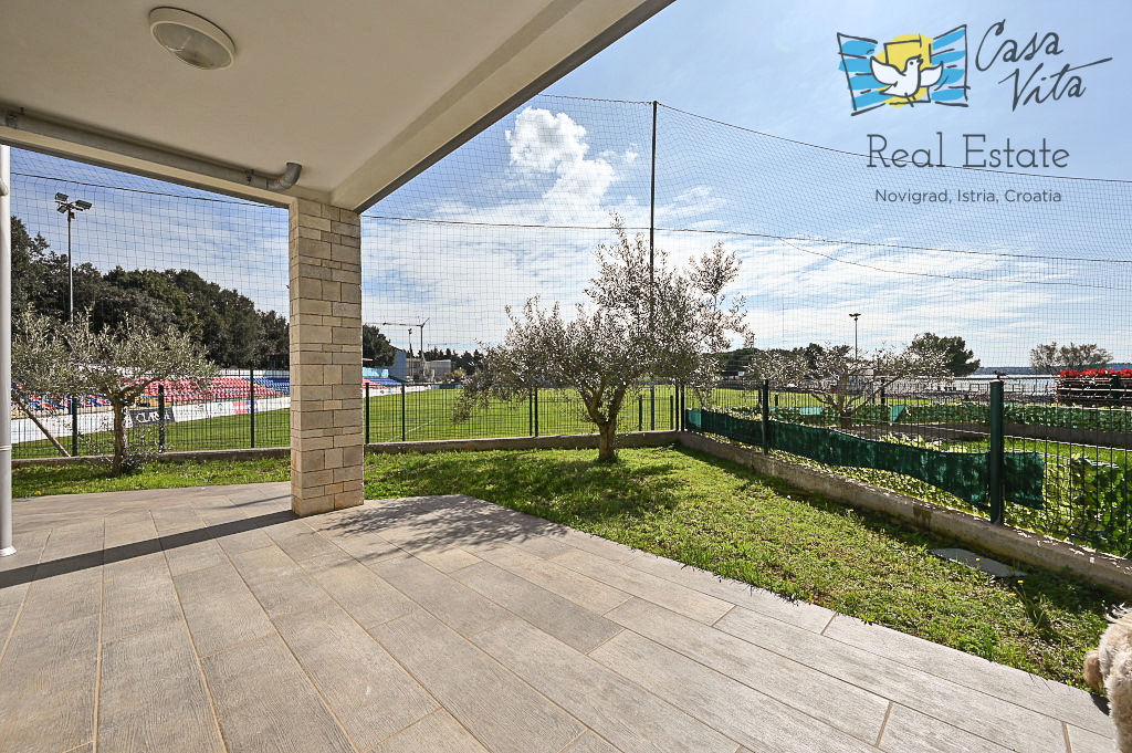 ISTRA, NOVIGRAD - Stan v pritličju stanovanjske stavbe 50 m od morja!