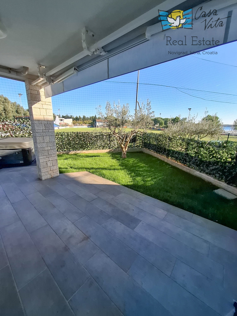 ISTRA, NOVIGRAD - Stan v pritličju stanovanjske stavbe 50 m od morja!