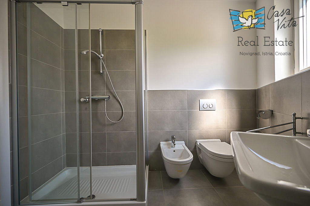 ISTRA, NOVIGRAD - Stan v pritličju stanovanjske stavbe 50 m od morja!