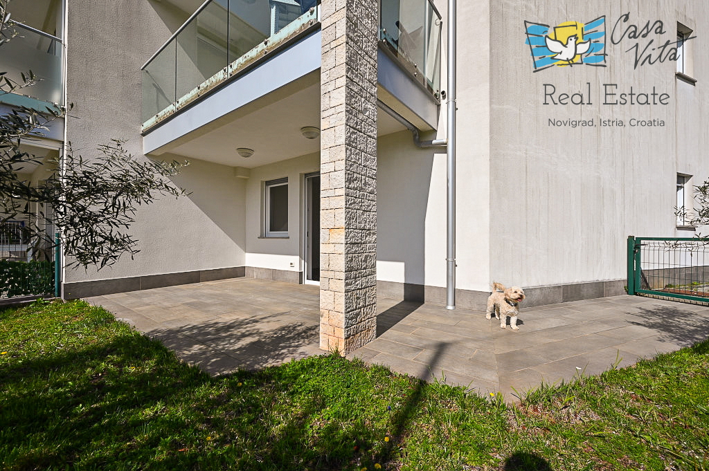 ISTRA, NOVIGRAD - Stan v pritličju stanovanjske stavbe 50 m od morja!