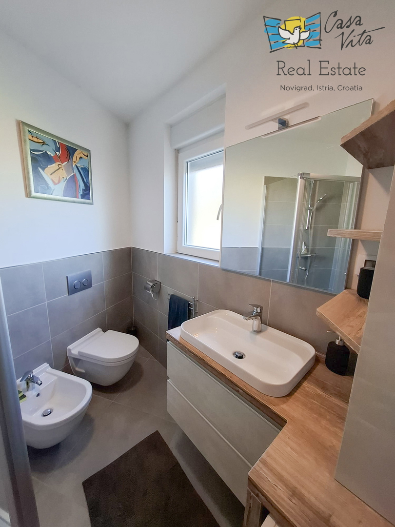 ISTRA, NOVIGRAD - Stan v pritličju stanovanjske stavbe 50 m od morja!