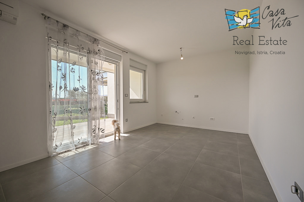 ISTRA, NOVIGRAD - Stan v pritličju stanovanjske stavbe 50 m od morja!