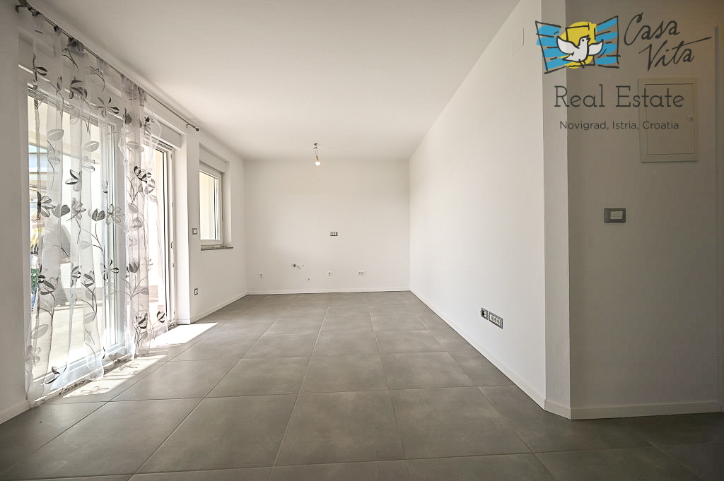 ISTRA, NOVIGRAD - Stan v pritličju stanovanjske stavbe 50 m od morja!