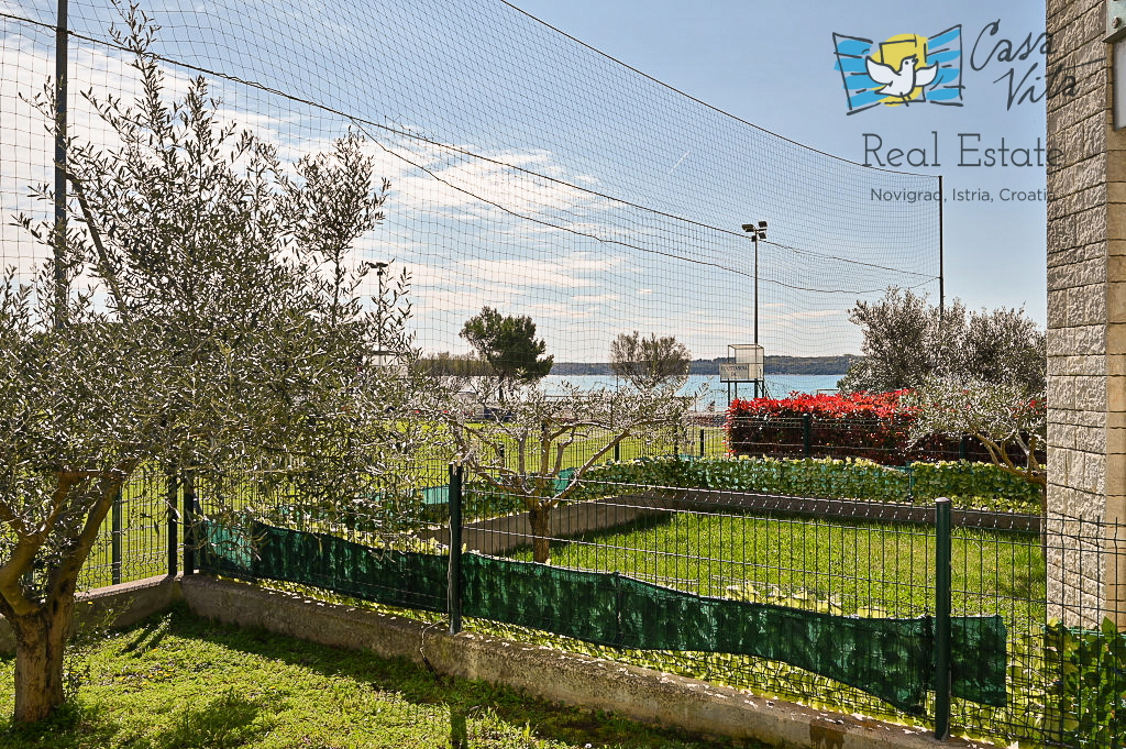 ISTRA, NOVIGRAD - Stan v pritličju stanovanjske stavbe 50 m od morja!