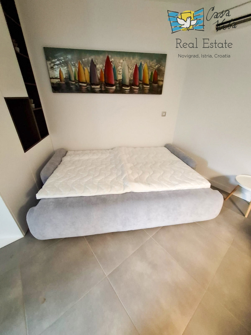 ISTRA, NOVIGRAD - Stan v pritličju stanovanjske stavbe 50 m od morja!