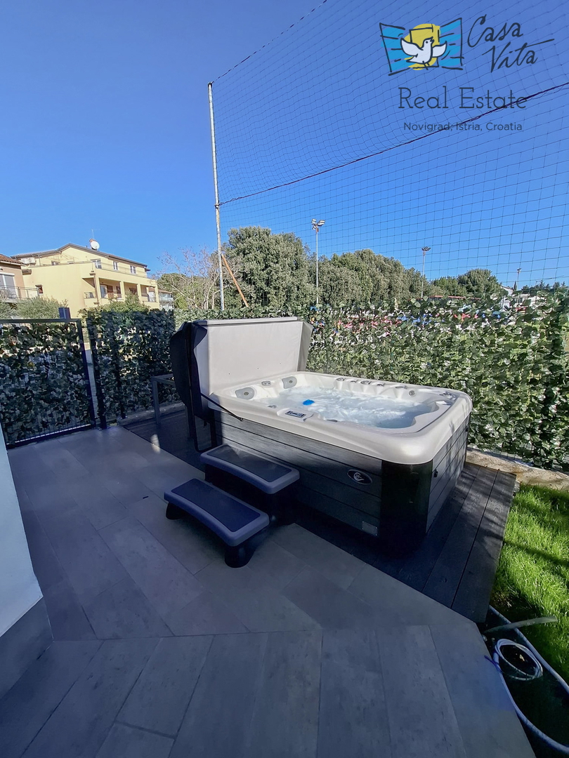 ISTRA, NOVIGRAD - Stan v pritličju stanovanjske stavbe 50 m od morja!