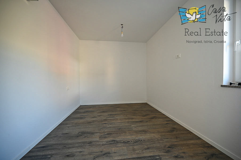 ISTRA, NOVIGRAD - Stan v pritličju stanovanjske stavbe 50 m od morja!