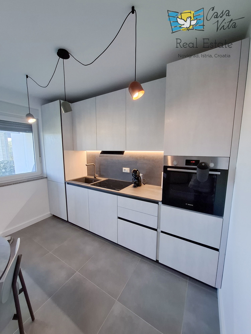 ISTRA, NOVIGRAD - Stan v pritličju stanovanjske stavbe 50 m od morja!