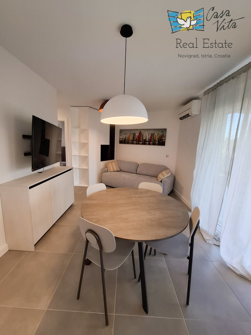 ISTRA, NOVIGRAD - Stan v pritličju stanovanjske stavbe 50 m od morja!