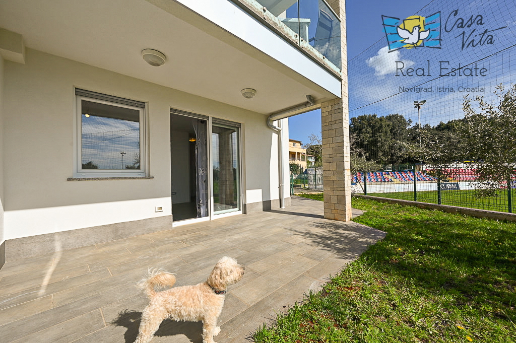 ISTRA, NOVIGRAD - Stan v pritličju stanovanjske stavbe 50 m od morja!