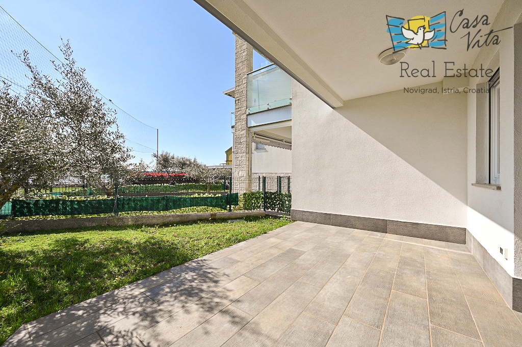 ISTRA, NOVIGRAD - Stan v pritličju stanovanjske stavbe 50 m od morja!