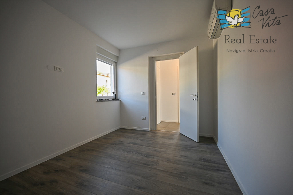 ISTRA, NOVIGRAD - Stan v pritličju stanovanjske stavbe 50 m od morja!