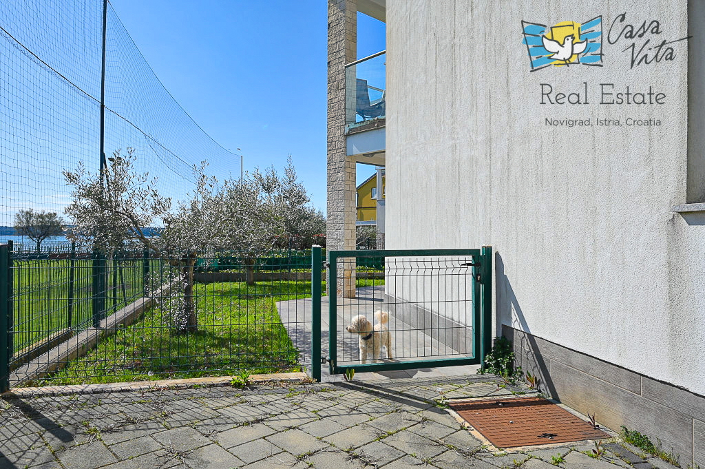 ISTRA, NOVIGRAD - Stan v pritličju stanovanjske stavbe 50 m od morja!