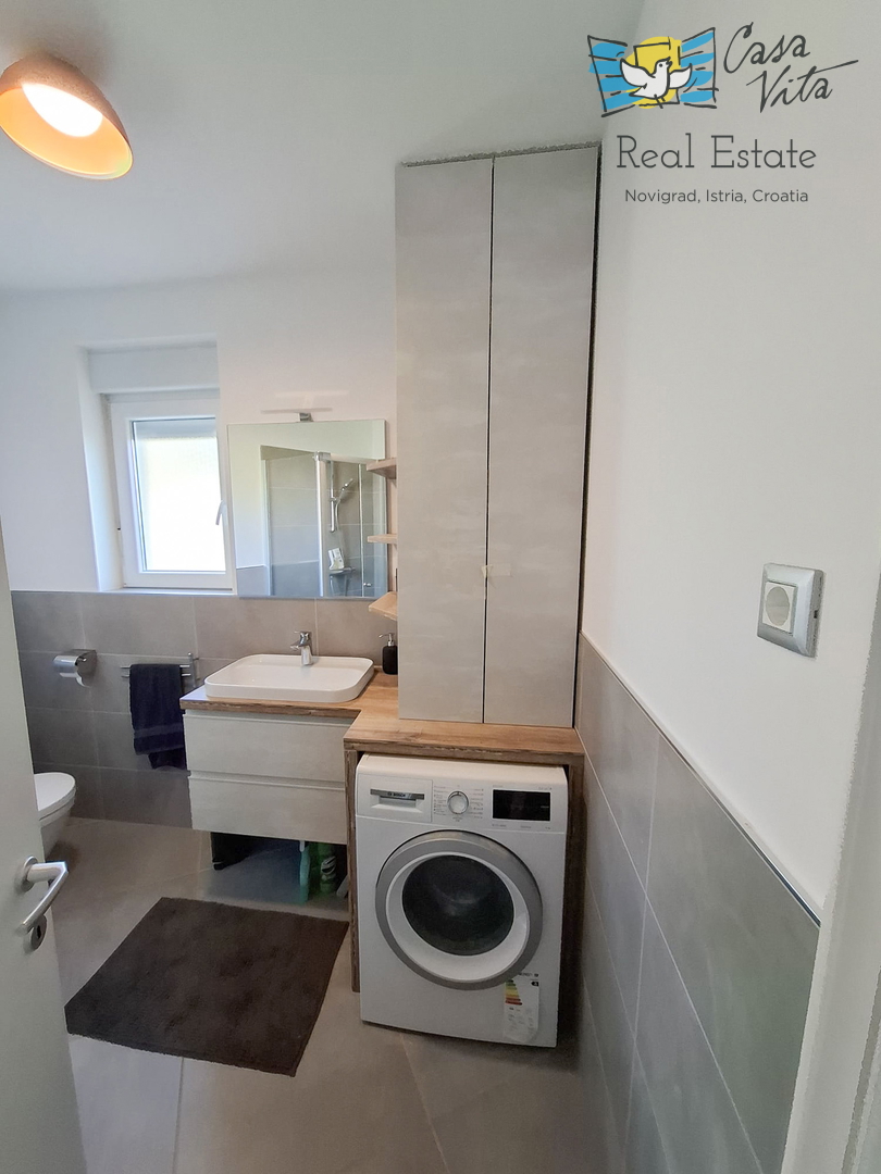 ISTRA, NOVIGRAD - Stan v pritličju stanovanjske stavbe 50 m od morja!