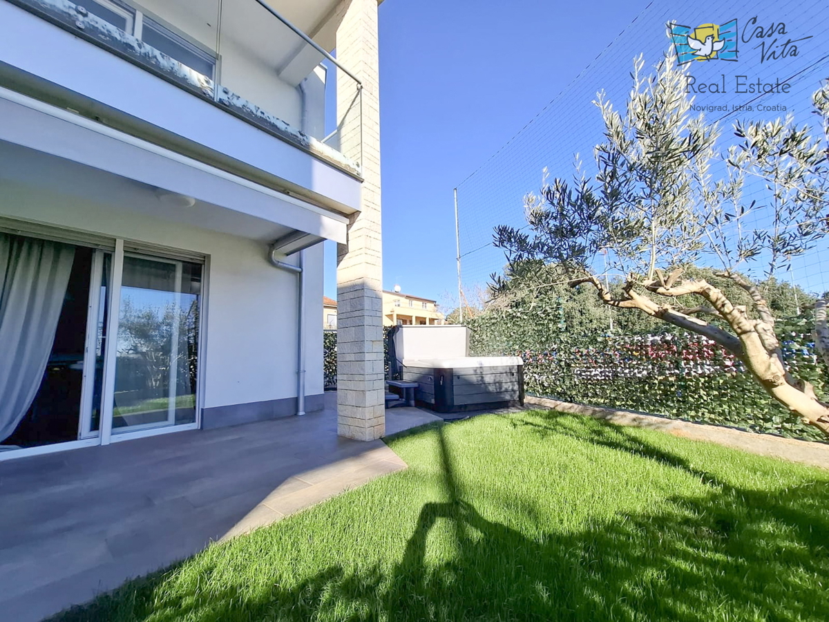 ISTRA, NOVIGRAD - Stan v pritličju stanovanjske stavbe 50 m od morja!