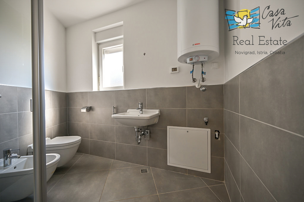 ISTRA, NOVIGRAD - Stan v pritličju stanovanjske stavbe 50 m od morja!