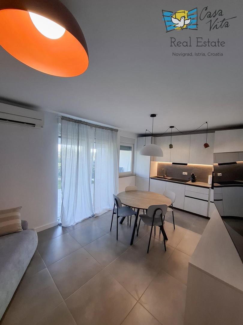ISTRA, NOVIGRAD - Stan v pritličju stanovanjske stavbe 50 m od morja!