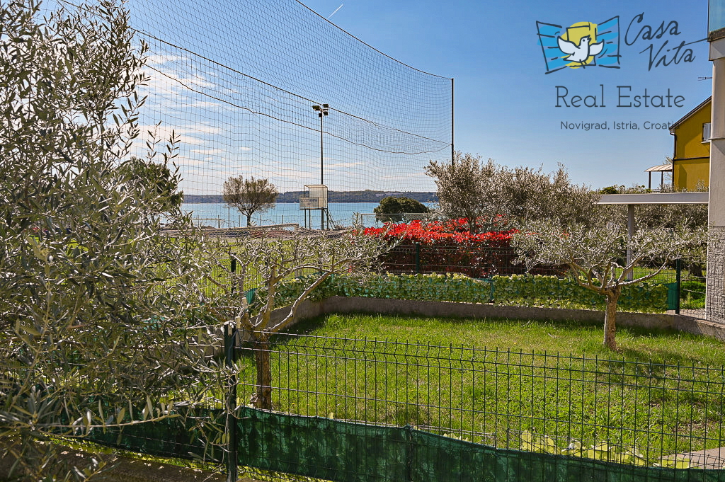 ISTRA, NOVIGRAD - Stan v pritličju stanovanjske stavbe 50 m od morja!