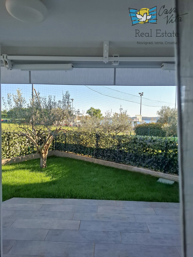 ISTRA, NOVIGRAD - Stan v pritličju stanovanjske stavbe 50 m od morja!