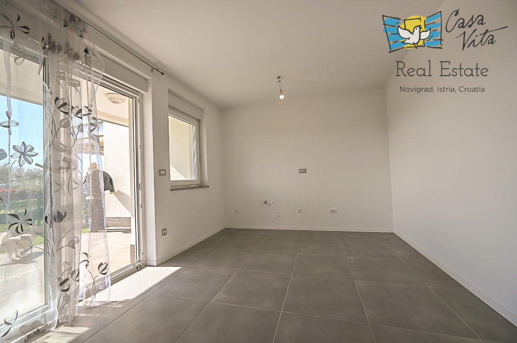 ISTRA, NOVIGRAD - Stan v pritličju stanovanjske stavbe 50 m od morja!