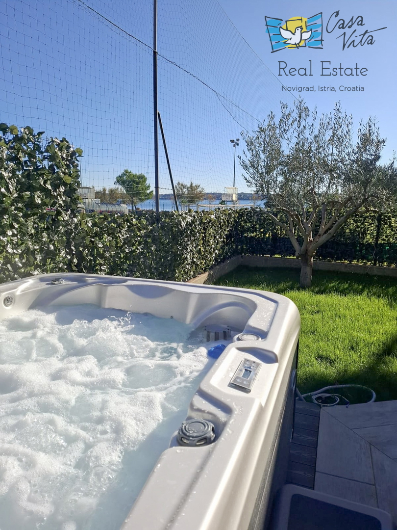 ISTRA, NOVIGRAD - Stan v pritličju stanovanjske stavbe 50 m od morja!