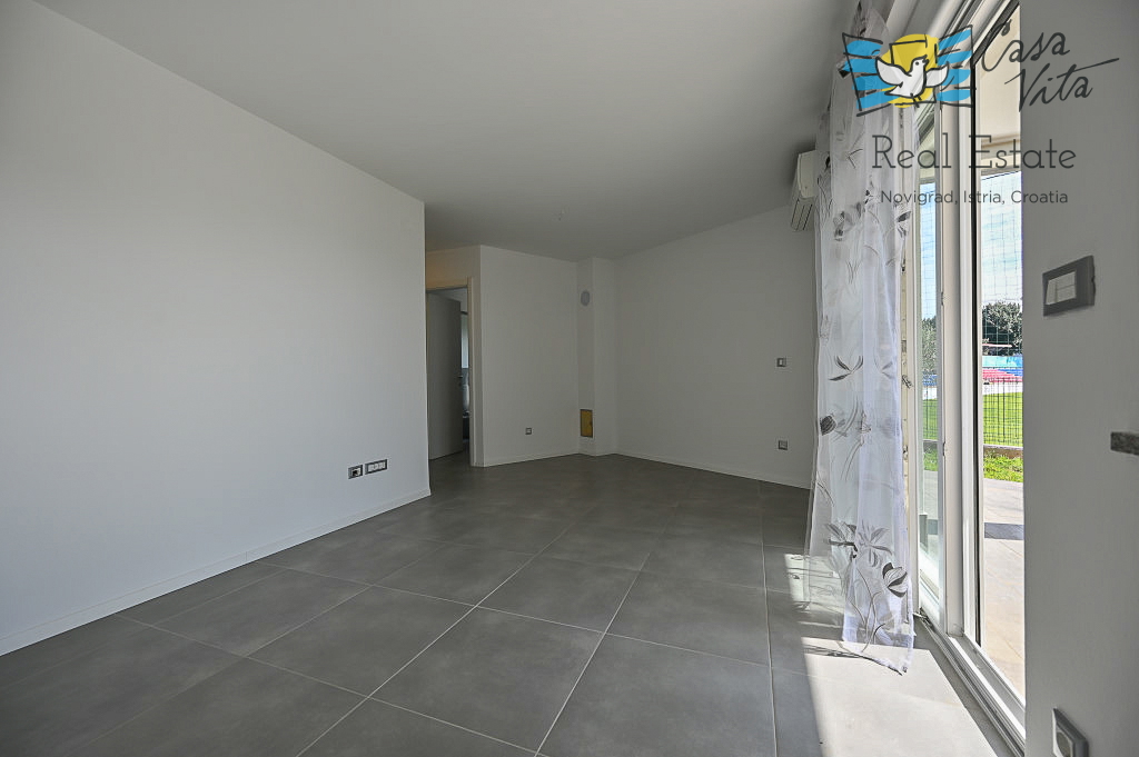 ISTRA, NOVIGRAD - Stan v pritličju stanovanjske stavbe 50 m od morja!