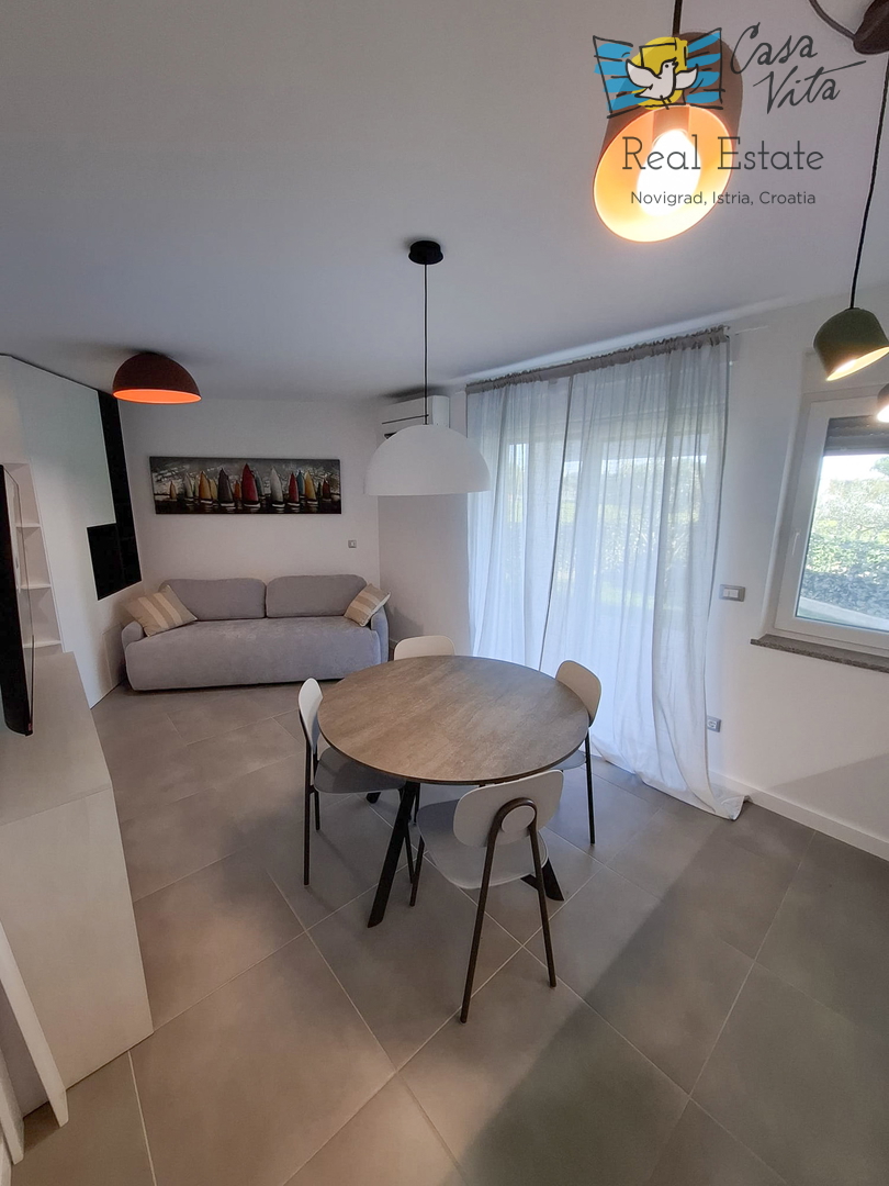 ISTRA, NOVIGRAD - Stan v pritličju stanovanjske stavbe 50 m od morja!