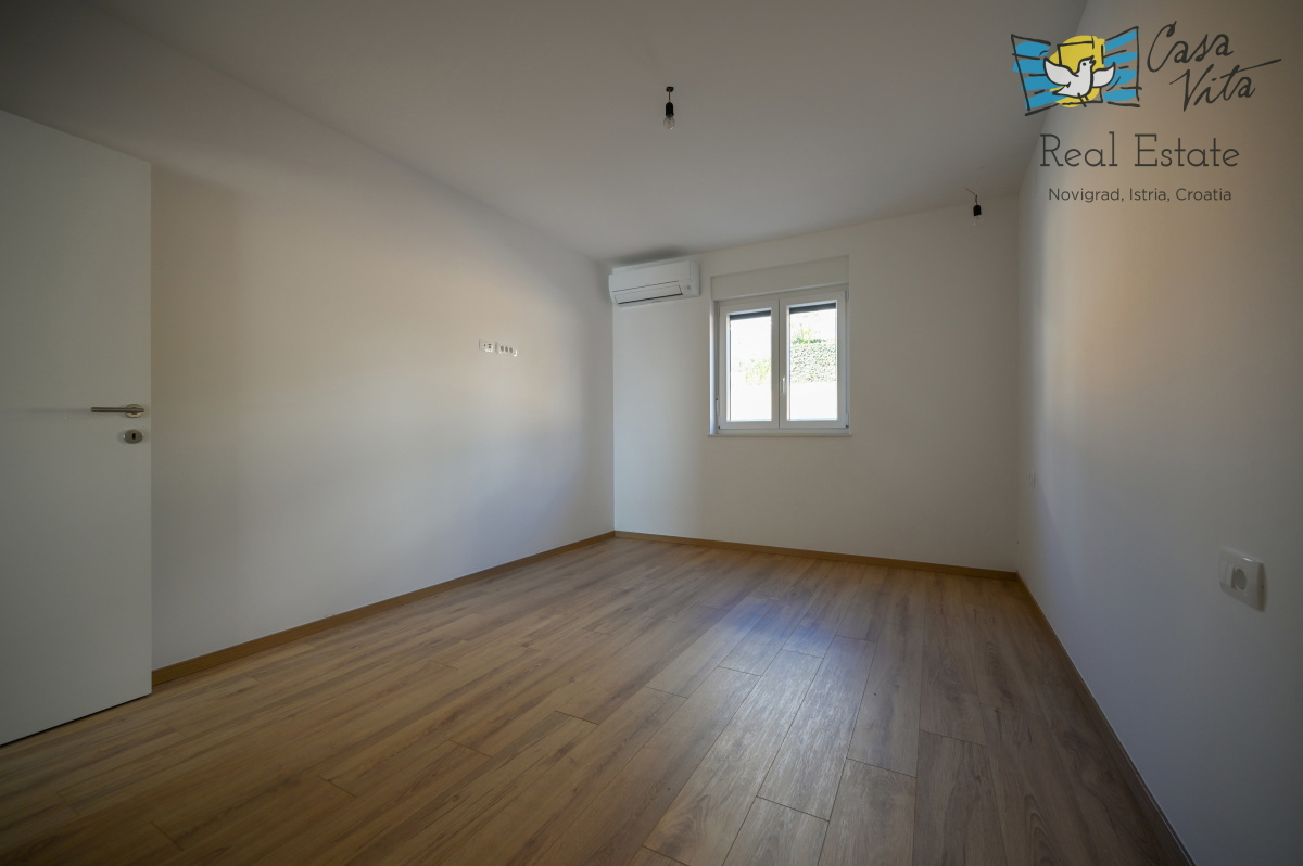 ISTRA, NOVIGRAD - Stanovanje v pritličju novogradnje s bazenom!