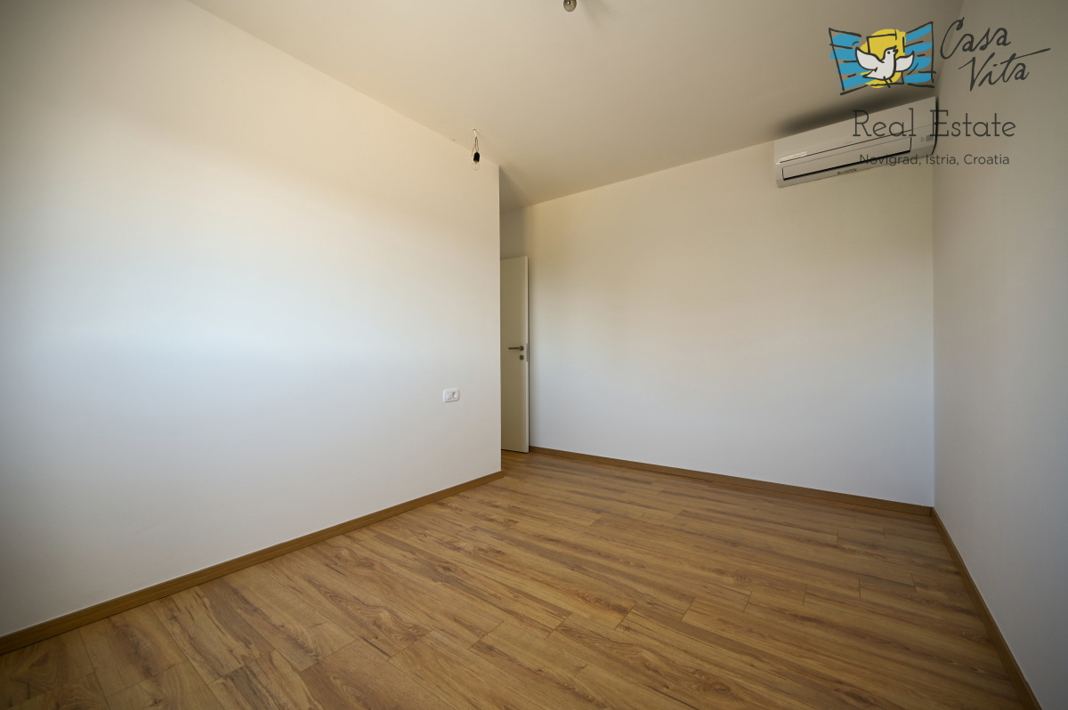 ISTRA, NOVIGRAD - Stanovanje v pritličju novogradnje s bazenom!