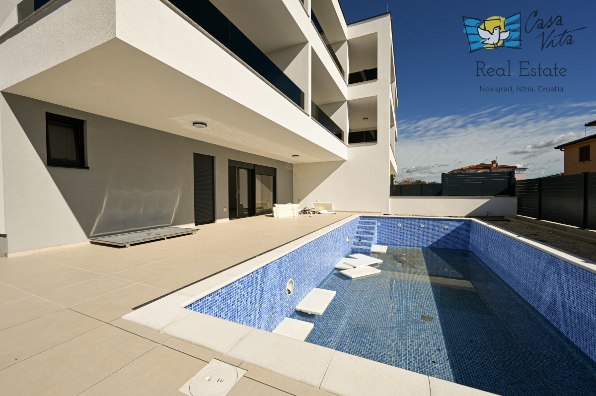 ISTRA, NOVIGRAD - Stanovanje v pritličju novogradnje s bazenom!