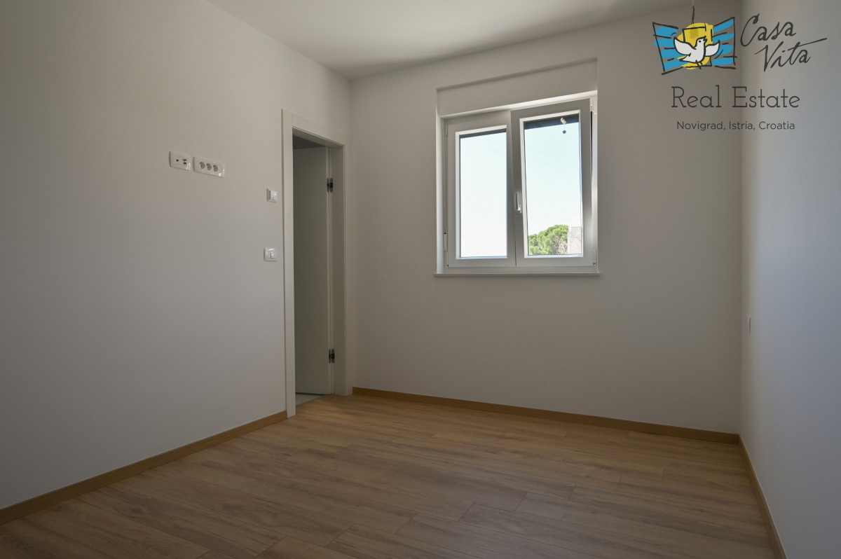 ISTRA, NOVIGRAD - Stanovanje v pritličju novogradnje s bazenom!