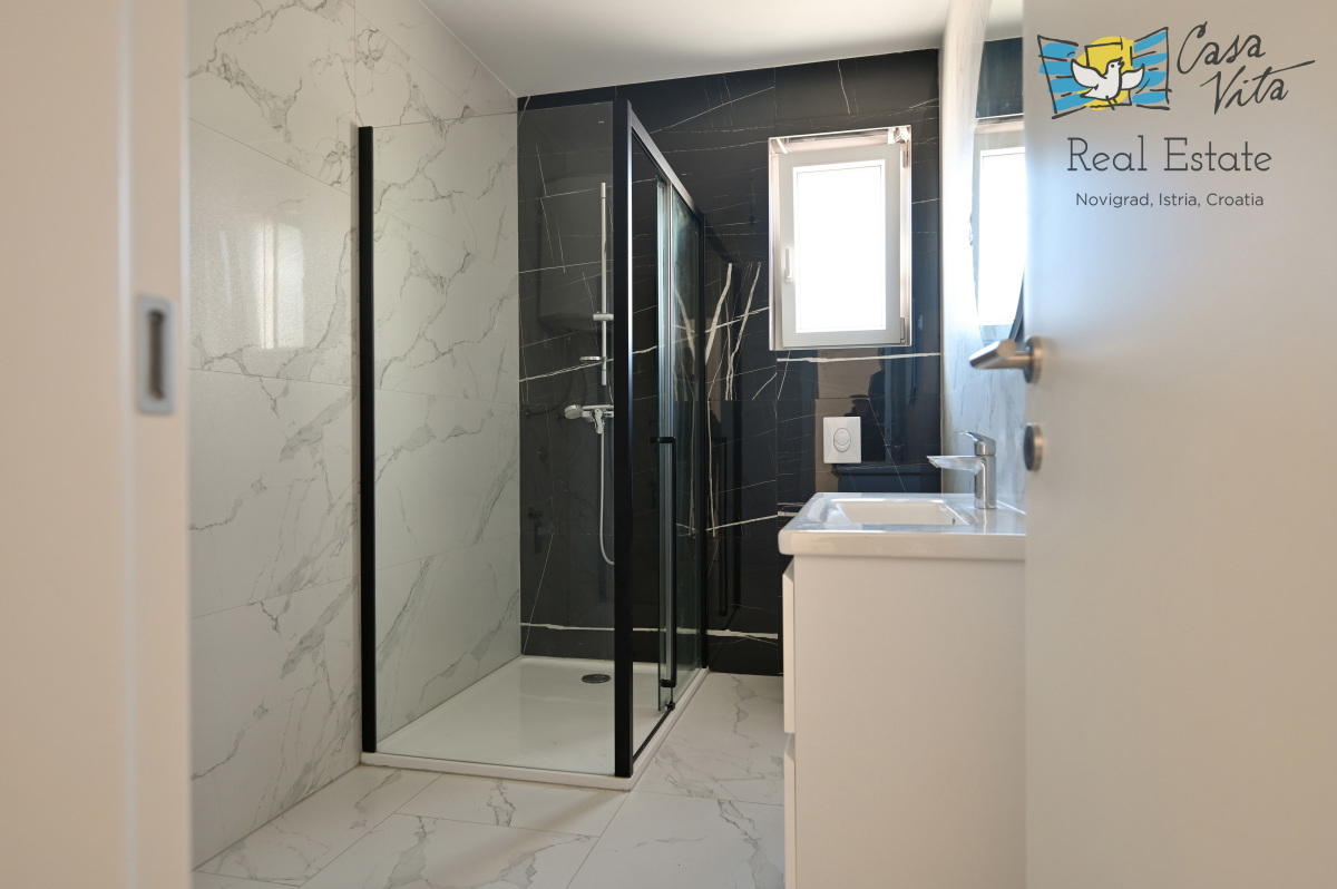 ISTRA, NOVIGRAD - Stanovanje v pritličju novogradnje s bazenom!