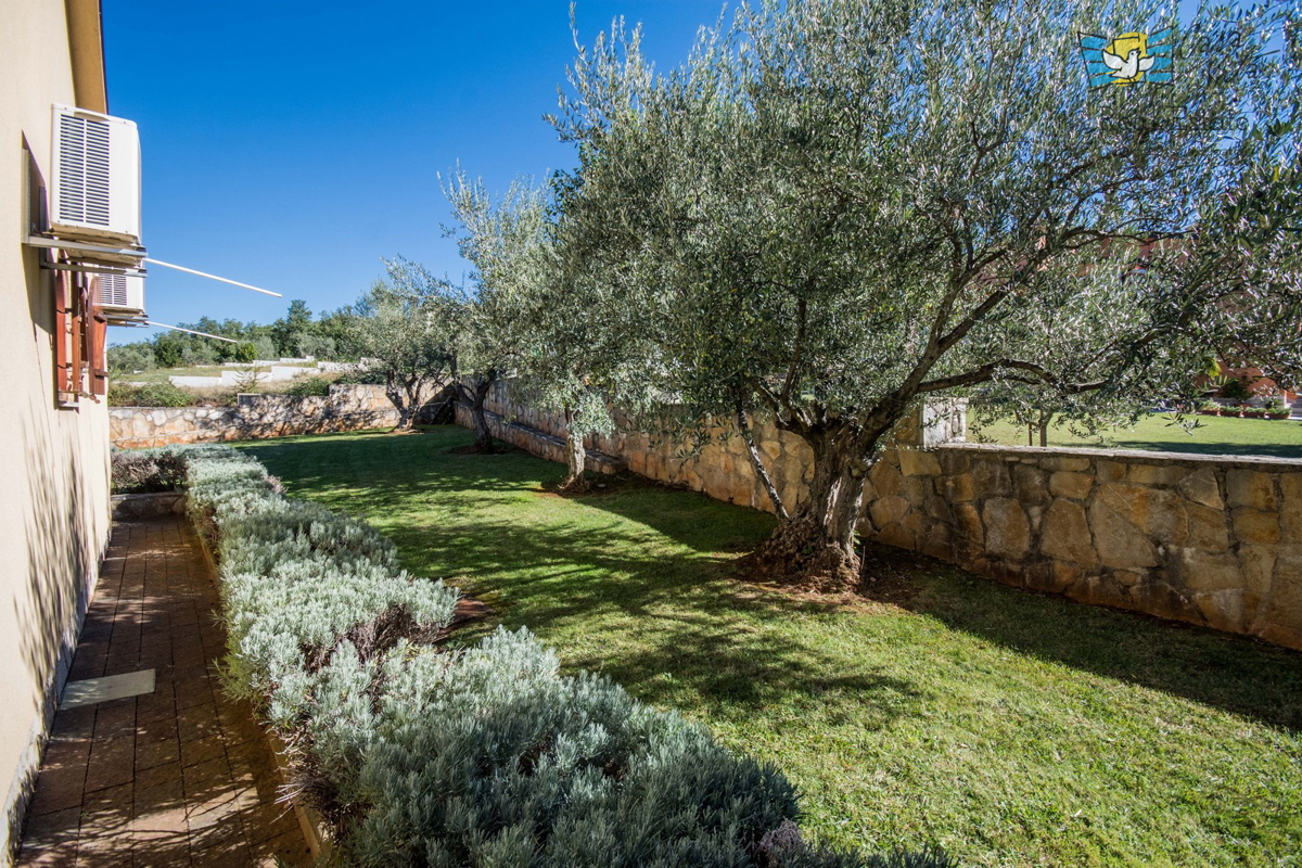ISTRA, POREČ - Lep pritlični objekt v okolici mesta Poreč s čudovitim pogledom na morje!